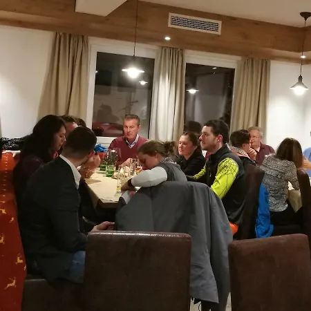 Jochberger Dorfstubn شقة